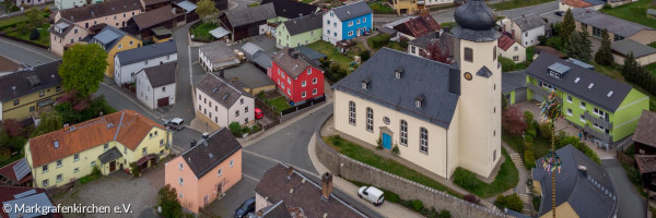 Trogener Kirche im Ortsbild des Dorfes