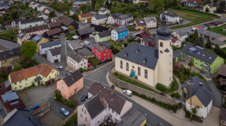 Trogener Kirche im Ortsbild des Dorfes